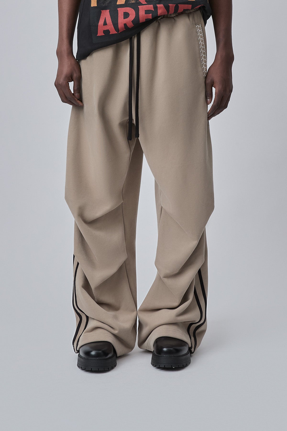 RELAXED WIDE JOGGER