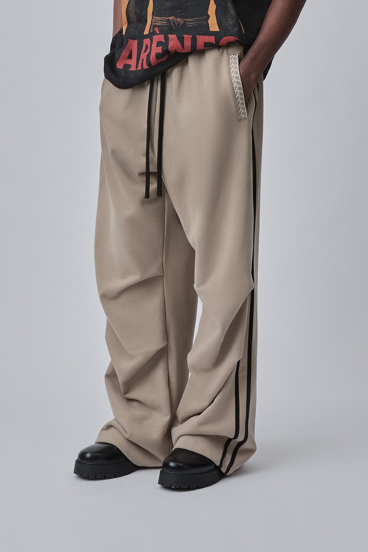 RELAXED WIDE JOGGER