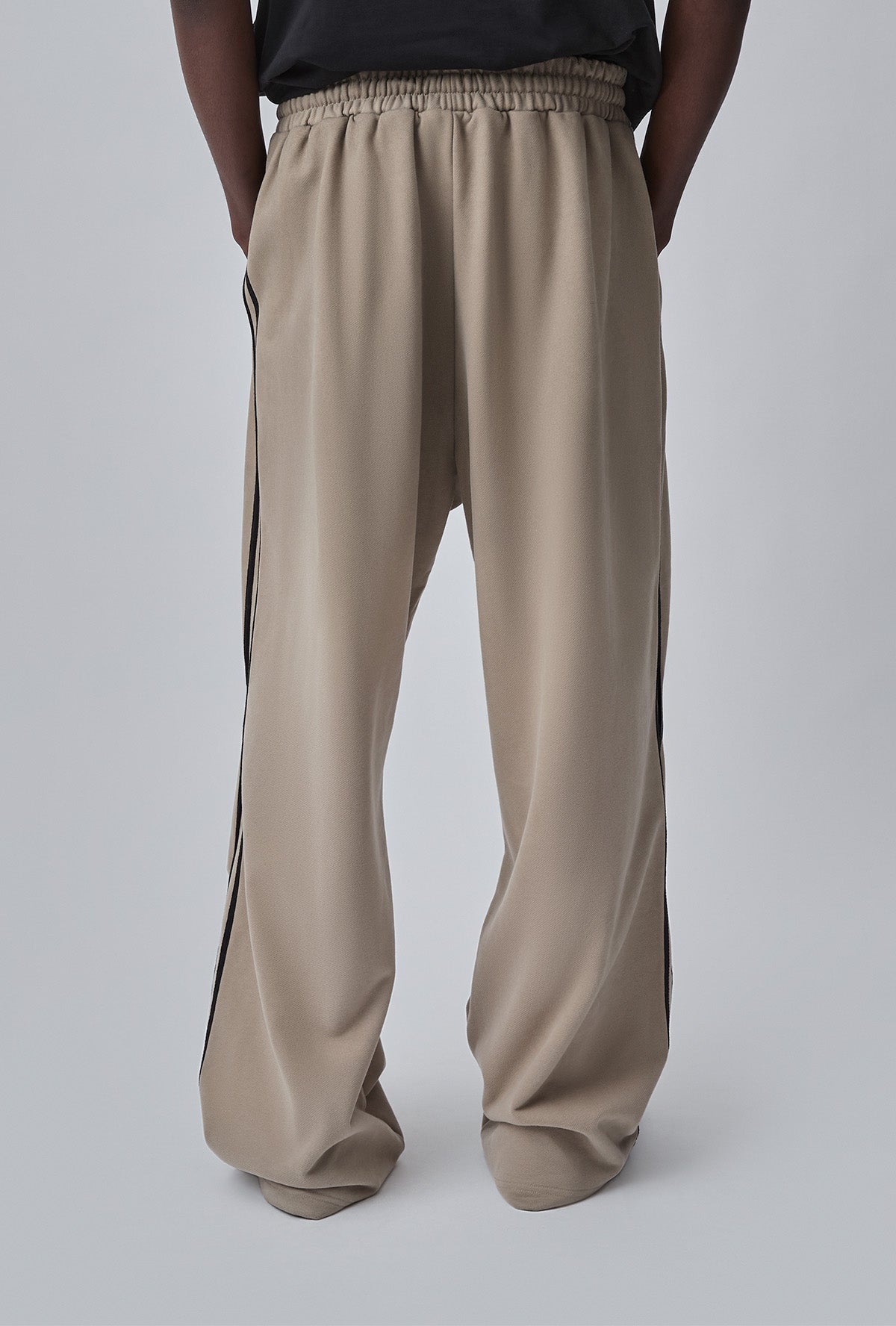 RELAXED WIDE JOGGER