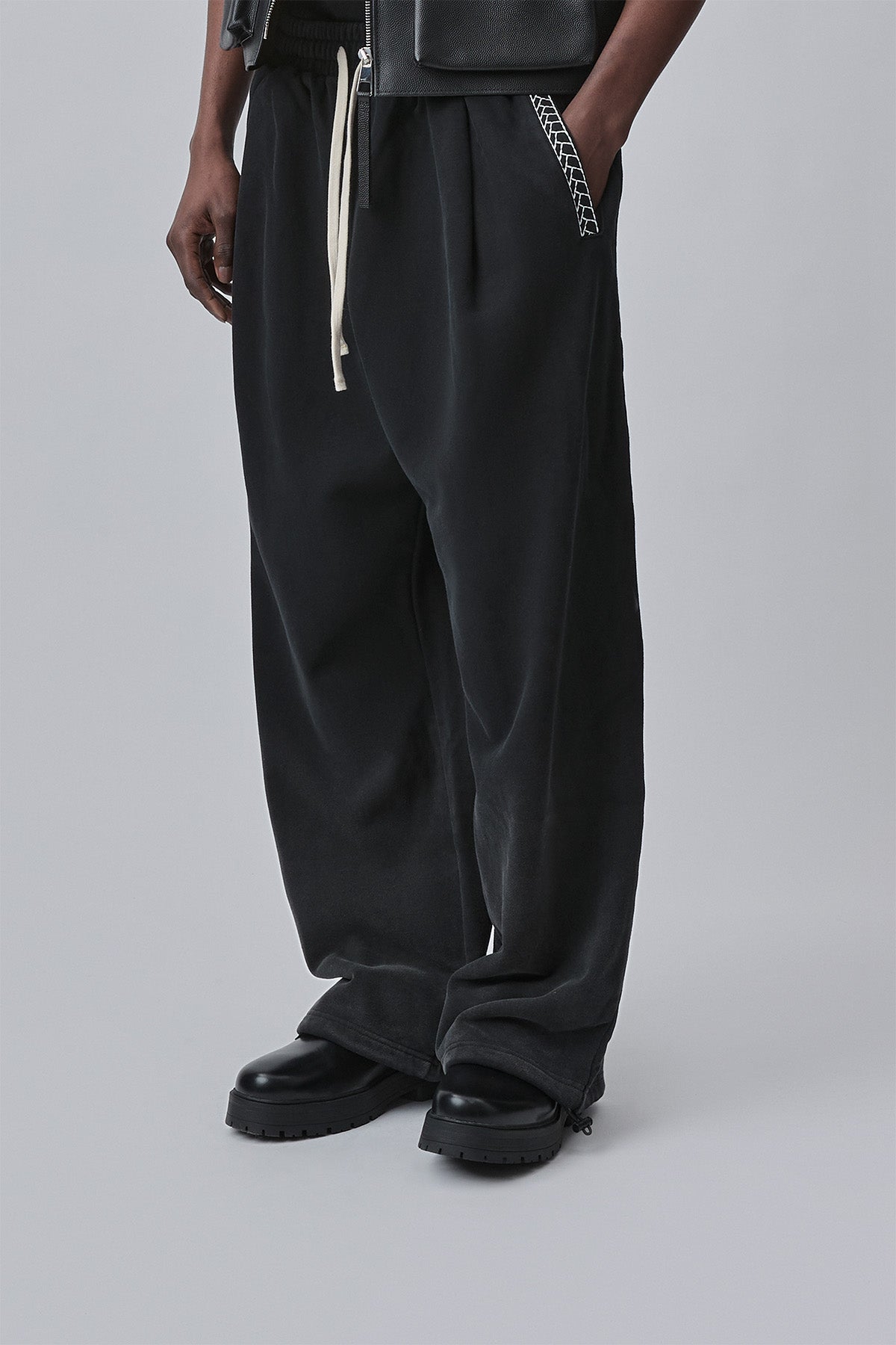 WIDE LEG TAPERED JOGGER